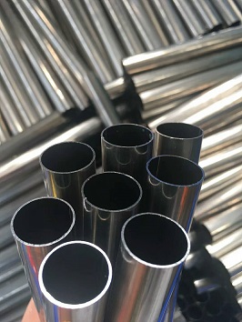 What are the different requirements for cutting carbon steel and stainless steel?