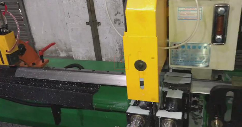 Fabricación de estanterías de almacenamiento con cortadora automática de sierra circular