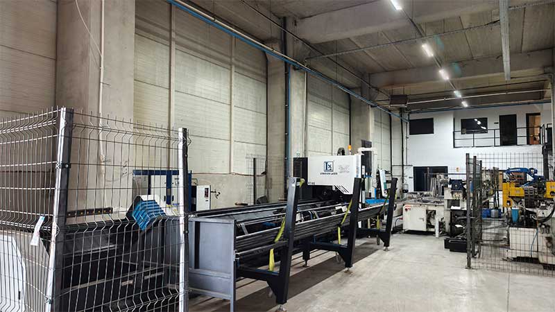 Cortadora Láser de Tubos CNC LX-T12 para la Fabricación de Motos y Vehículos Eléctricos